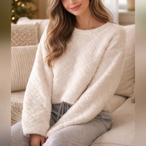 Zara Cream Fuzzy Sweater Size M Cropped Quilted Soft Cozy Top